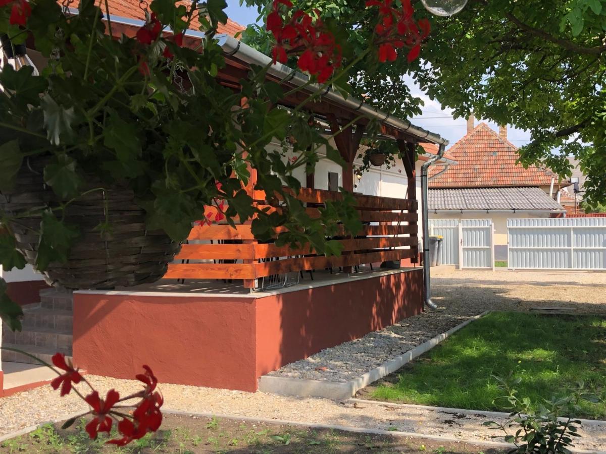 Mormota Vendeghaz Lägenhet Mezőkövesd Exteriör bild